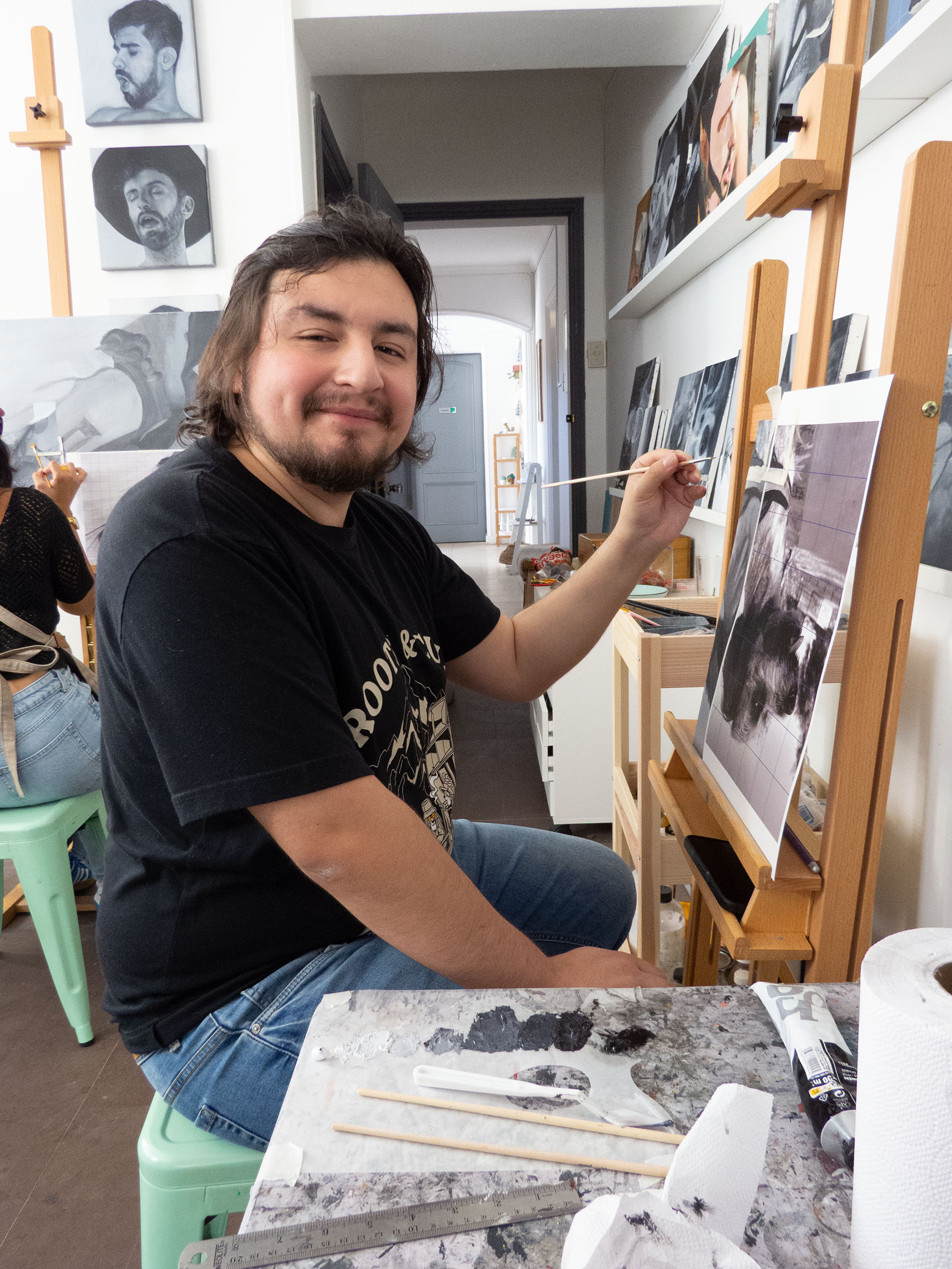 Escena de aprendizaje artistico en el taller
